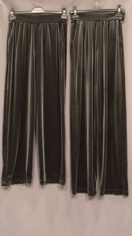 WEILL – Deux pantalons en polyester vert foncé, un en taille 38 e...
