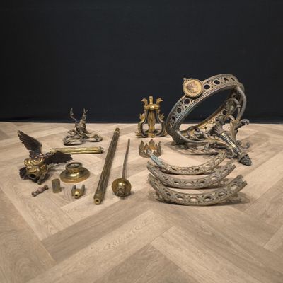 beaucoup d'objets posés sur le sol