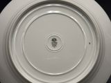 une assiette blanche ornée d'un motif circulaire