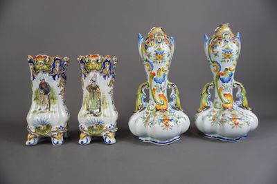 trois vases sont posés les uns à côté des autres sur une table