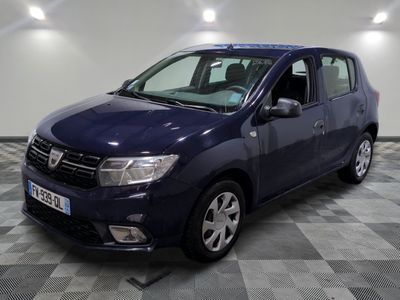 la photo d'une voiture bleue garée dans un garage