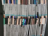 une pile de stylos posés les uns à côté des autres sur une table