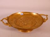 assiette en or décorée d'un motif représentant un homme et une femme