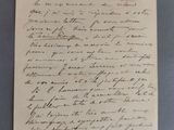 un gros plan d'un morceau de papier sur lequel on a écrit