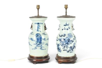 une paire de vases bleus et blancs ornés de motifs orientaux