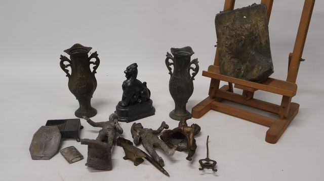 Lot d’objets en étain, régul et bronze en mauvais état ; Lot de v...