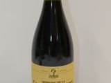 une bouteille de vin posée sur une table
