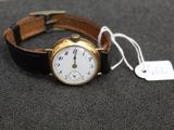 une montre posée sur une table avec une étiquette de prix