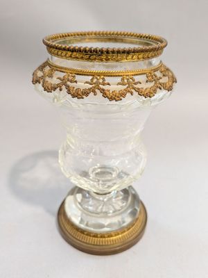 un vase en verre orné d'une bordure dorée
