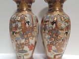 paire de vases asiatiques ornés de scènes asiatiques sur fond blanc