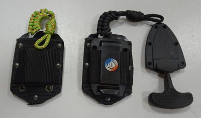 deux téléphones portables attachés à un cordon