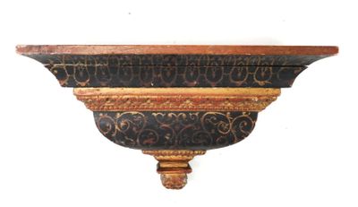 une étagère en bois ornée d'un motif noir et doré
