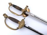 une paire d'épées anciennes sur fond blanc, avec un fond blanc
