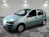 la photo d'une petite voiture bleue dans une pièce