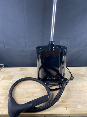 une photo d'une lampe de bureau posée sur une table en bois