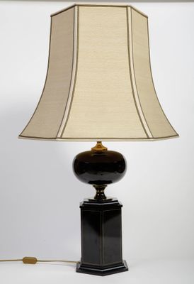 une photo d'une lampe de table avec un pied noir et un abat-jour beige