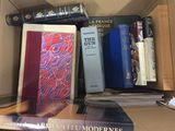 de nombreux livres qui sont rangés dans une boîte sur une étagère
