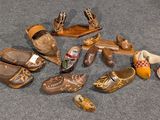 un tas de chaussures et d'autres objets par terre