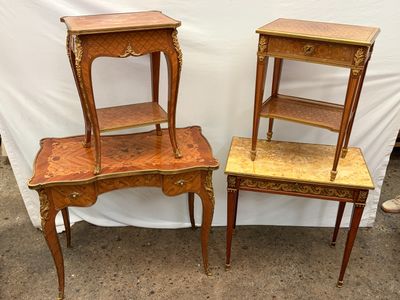 paire de tables d'appoint anciennes de style français avec des plateaux en marbre