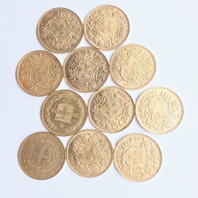 gros plan d'une pile de pièces d'or sur une surface blanche