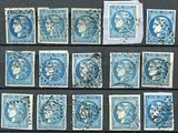 un assortiment de timbres bleus et blancs sur un fond noir