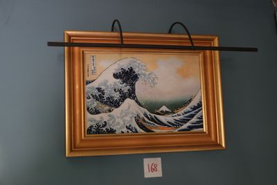 une photo d'un tableau accroché au mur