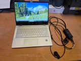 un ordinateur portable posé sur un bureau en bois
