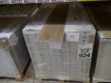 beaucoup de cartons empilés dans un magasin