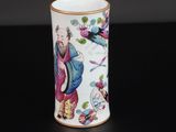 une image représentant un vase sur lequel figurent un homme et une femme