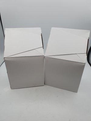 deux boîtes posées sur une table