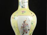 un vase jaune orné d'une image représentant une femme
