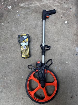 un détecteur de métaux et un téléphone portable par terre