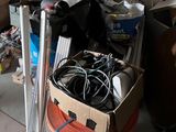 un tas d'objets divers entassés dans un garage
