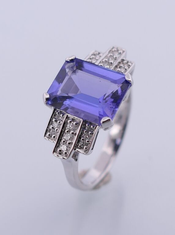 Bague Art Déco en or blanc 18K avec Tanzanite et diamants