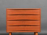 une commode orange avec trois tiroirs de chaque côté