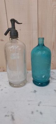 deux bouteilles posées l'une à côté de l'autre sur une table