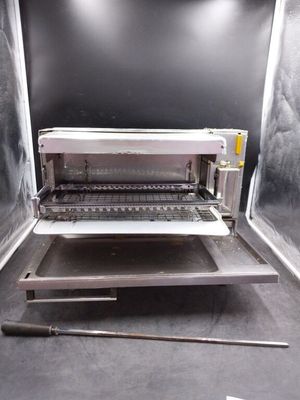 une machine placée au milieu d'une pièce