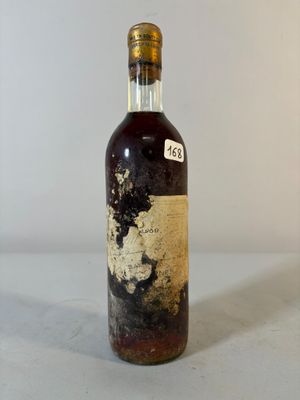 une bouteille d'alcool posée sur une table