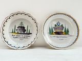 deux assiettes avec des motifs différents