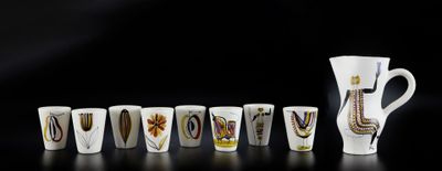 tout un tas de tasses alignées sur la table