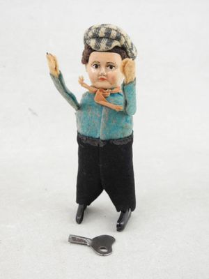 une petite figurine représentant un garçon tenant une fourchette et un couteau