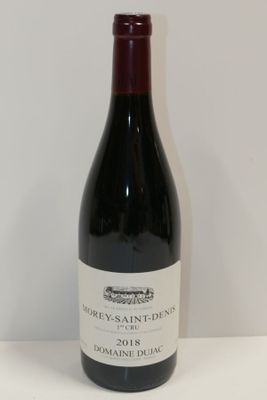 la bouteille de vin est posée sur la table à côté du mur