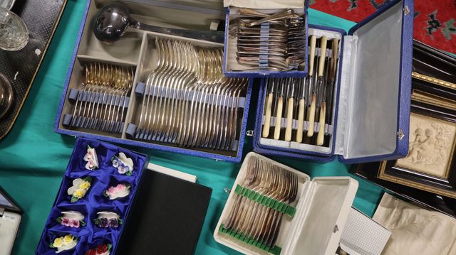 Ménagère en métal argenté en coffret, joint porte couteaux « fleu...
