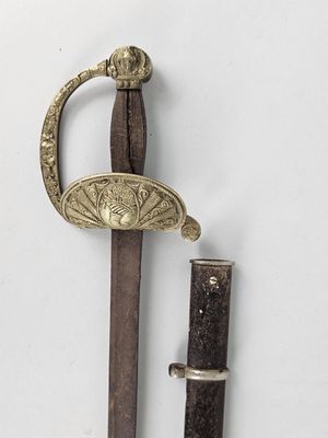 une vieille épée avec une poignée en métal et une poignée en bois