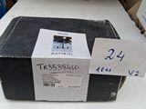 une boîte noire posée sur une table