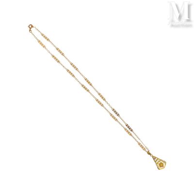 gros plan d'un collier sur fond blanc