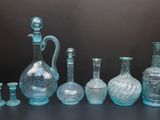 un grand nombre de vases en verre posés sur une table
