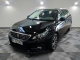 la voiture noire est garée sur un sol en damier dans le garage