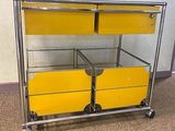 un chariot en métal muni de deux tiroirs jaunes