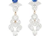 une paire de boucles d'oreilles en saphir et diamant